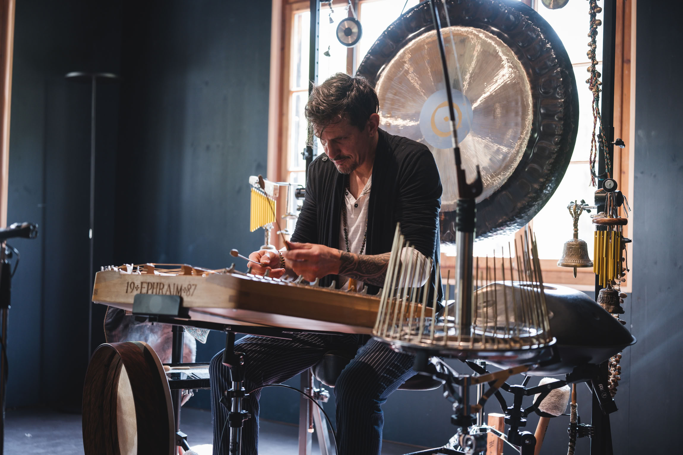 Willkommen in der Welt des Musikers & Klangpoeten Ephraim Salzmann aus Naters, Walliser Hackbrettspieler